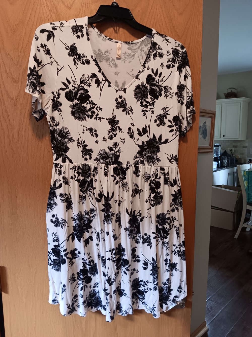 Womens Size 2XL, Anymeet Black & White Floral V-Neck Dress